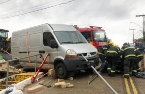 Motorista de entrega morre atropelado ao tentar parar veículo