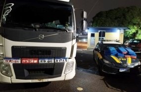 Após perseguição, PRF apreende 132 kg de maconha em caminhão roubado