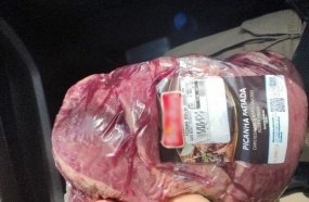 Mulher é flagrada furtando picanha em supermercado 