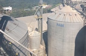 Bombeiros combatem incêndio de grandes proporções em silo da Copérdia