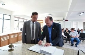 Prefeito assina Certidão de Regularização para emitir escrituras de terrenos