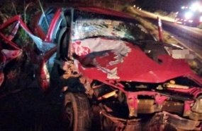 Carro colide na traseira de semirreboque deixado na rodovia 