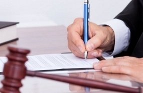 Mulher que se passou por idosa para sacar dinheiro é condenada