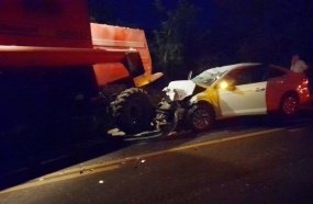 Casal fica ferido após carro colidir em colheitadeira 