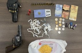 Operação apreende arma, drogas e dinheiro em casa abandonada