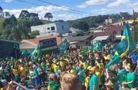 Manifestantes pedem intervenção federal em frente ao Tiro de Guerra