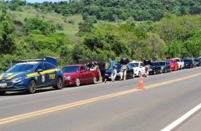 PRF aborda comboio de veículos rebaixados na BR-282 