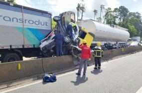 Carros são esmagados por carretas em acidente com mortes na BR-101