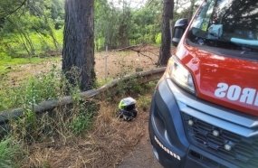 Motociclista sofre fratura exposta na perna após colisão em árvore