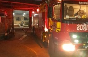 Incêndio atinge estufa de madeireira em Salto Veloso 
