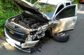 Motorista colide caminhonete em caminhão após se perder em curva