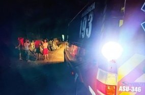 Jovens ficam feridos após caminhonete capotar em Piratuba 