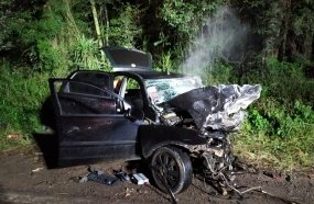 Colisão frontal entre veículos mata dois adultos e um bebê na BR-282 