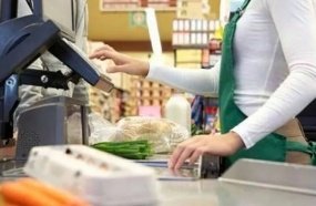 Condenada mulher de empresário que agrediu caixa de supermercado por ciúmes 