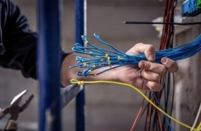 Dupla é condenada por furto de fios de cobre no Oeste 
