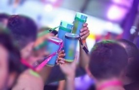 Produtora de eventos não pode condicionar venda de bebidas à aquisição de copo eco