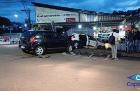 Carro invade revenda de veículos após colisão em Capinzal 