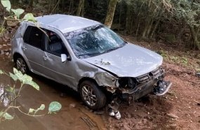 Motorista abandona mulher e criança após capotar o carro durante fuga da PM