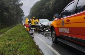 Três pessoas ficam feridas após carro colidir na traseira de carreta