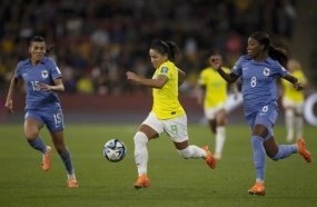 Seleção perde para a França e disputa vaga nas oitavas com a Jamaica