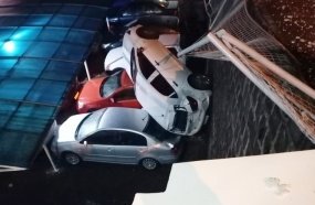 Carro desanda de garagem e cai sobre veículos de revenda 