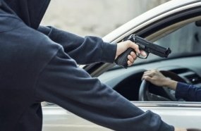 Motorista tem caminhonete tomada de assalto na BR-153