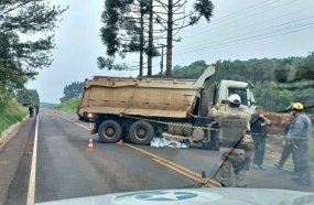 Motociclista morre após colidir contra caminhão na SC-135