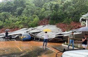 Deslizamento de terra destrói revenda de carros em Concórdia 