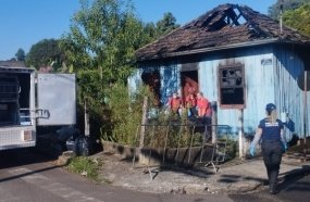 Corpo carbonizado é encontrado durante incêndio em residência 