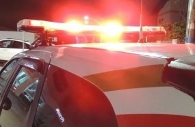 Mulher leva tiro no braço após bater carro em veículo estacionado 