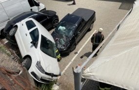Mulher fica ferida após carro cair em pátio de concessionária 