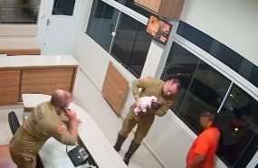 Policial rodoviário salva vida de bebê engasgada com leite materno 