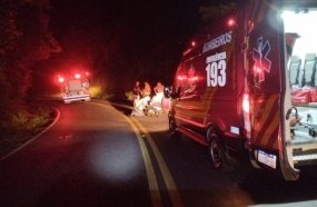Casal de jovens fica ferido após carro capotar na SC-464  