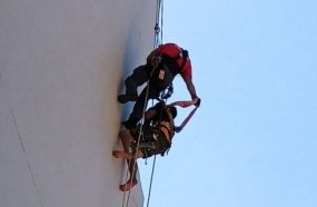 Pintor é resgatado por bombeiro após ficar pendurado em prédio 