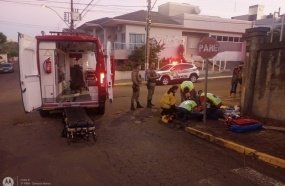Motociclista fratura as pernas após colisão contra caminhonete 