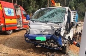 Colisão entre caminhonete e caminhão deixa condutor preso às ferragens 