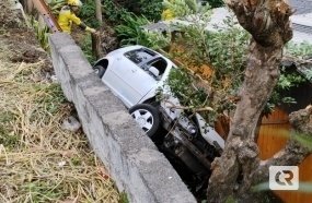 Carro cai no pátio de residência após colisão no Acesso Adolfo Ziguelli 