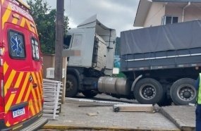Carreta desgovernada invade pátio de residência após sair da pista 