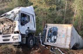 Container tomba após carreta sair da pista na SC-350