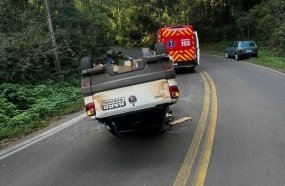 Motorista fica ferido após picape capotar em uma curva da SC-464