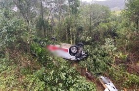 Veículo capota em ribanceira após sair da pista na BR-470