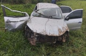 Motorista fica preso embaixo de veículo após capotamento na SC-355
