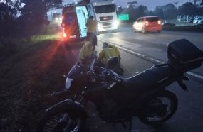 Motociclista fica ferido após ser arrastado por carro na BR-470
