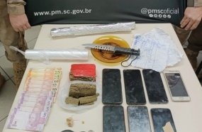Sete pessoas são detidas após PM localizar drogas em uma residência 