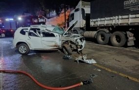 SUV fica destruída após colisão contra carreta estacionada