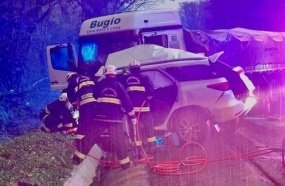 Advogada e sobrinho morrem em colisão entre carro e caminhão na BR-153