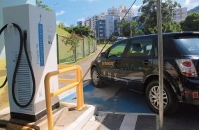 Celesc passa a cobrar por recarga de veículos em eletropostos