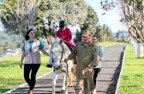 Equoterapia da Polícia Militar contempla alunos da Apae