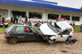 Bombeiros simulam resgate de vítimas de acidente de trânsito em Joaçaba