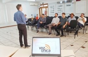 ACIOC entrega cartilhas do Voz Única aos candidatos a prefeito 